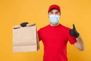 fattorino food delivery consegna a domicilio mascherina guanti AdobeStock 332979876 scaled 1